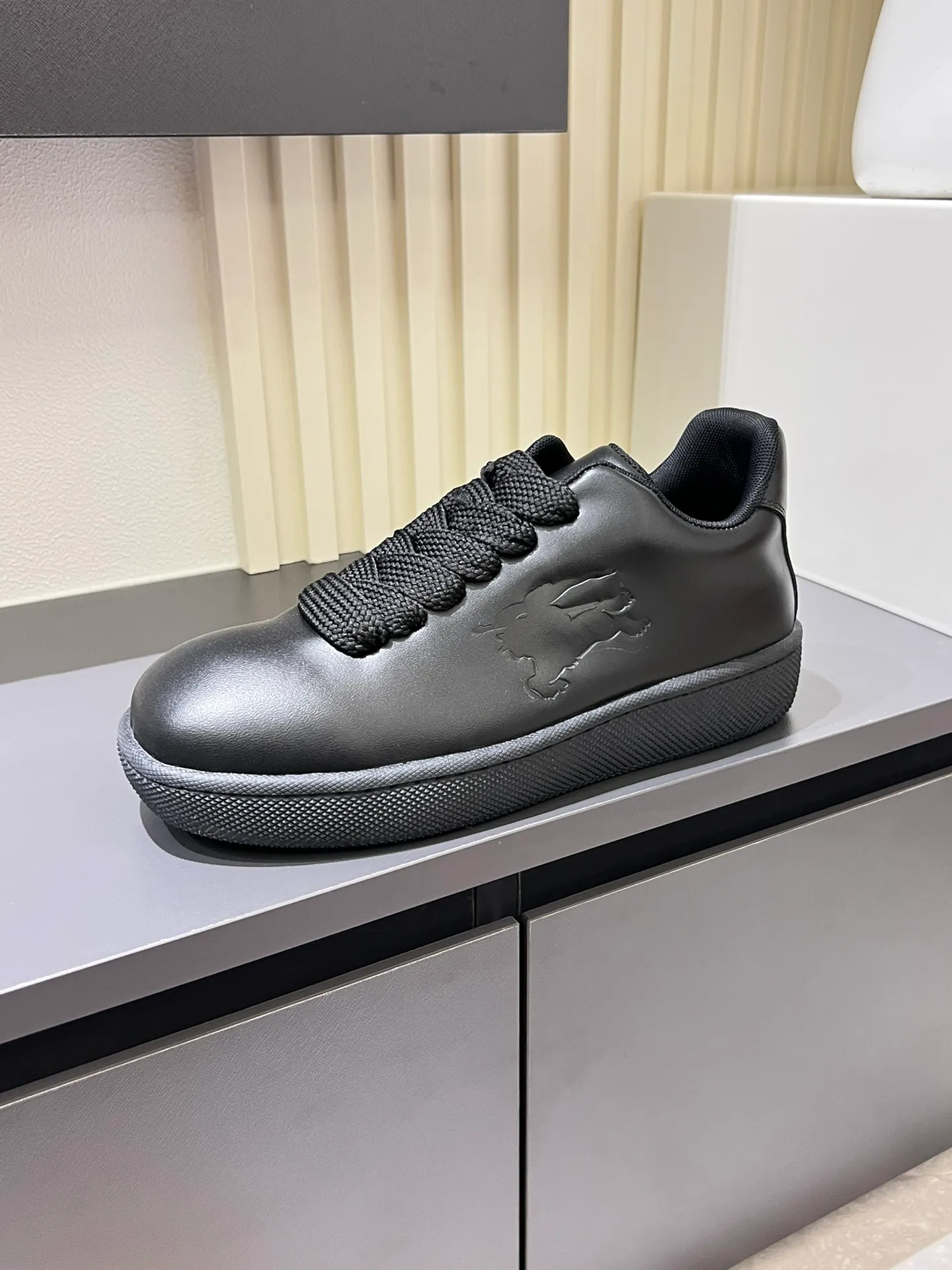 Men's shoes 💰p400 "Burberr*" new thick-soled men's casual sports shoes, cool sneakers and bread shoes, originally purchased and developed, the top version of the Box series sports shoes, made of smooth calfskin fabric, embellished with embossed Equestrian Knight logo (EKD). Made of mesh lining, the laces are decorated with metal coils, the rubber soles are decorated with the Burberry letter logo, and the original molded 3.5CM two-color T men's shoes 💰pU outsole! Male 38-44 (45 customized)